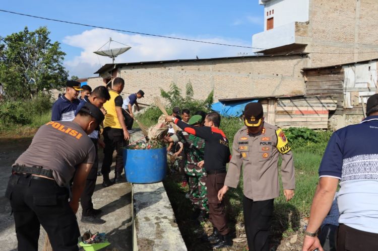 Sinergitas, TNI-Polri di Pakpak Bharat Bersama Bersihkan Rumah Ibadah di Salak