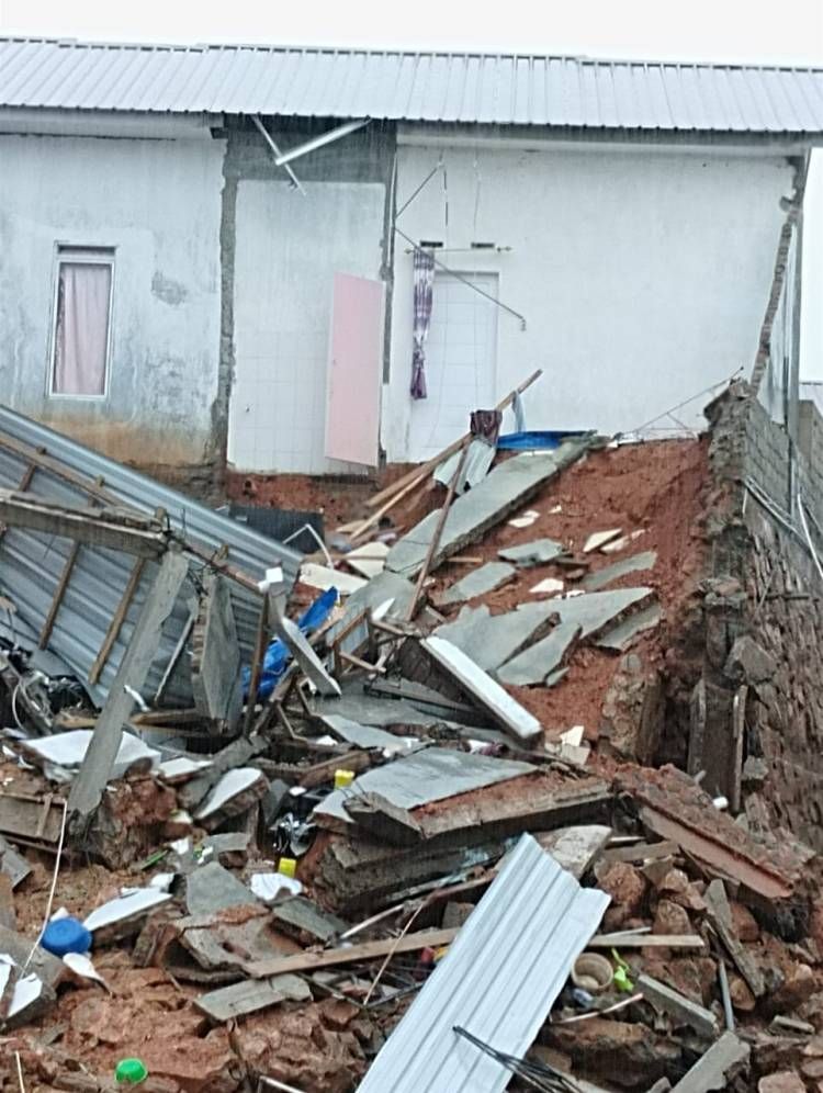 Perumahan Cemara Diterjang  Bencana Longsor, 7 Rumah Rusak