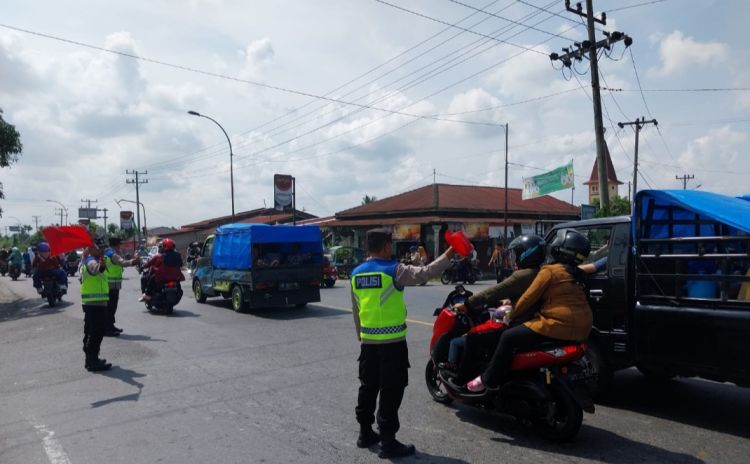 Pos Pam Ketupat Toba Polresta Deli Serdang Gencar Laksanakan Pengaturan Arus Lalu lintas