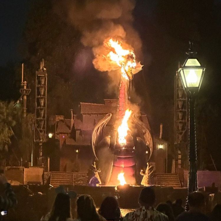 Replika Naga Disneyland di California Terbakar saat Pertunjukan