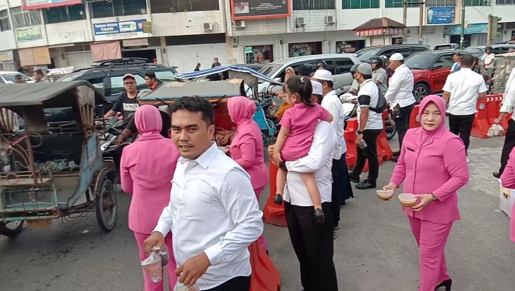 Kasat Intel Polres Labuhanbatu Turun ke Jalan Bagi-bagikan Takjil ke Pengendara