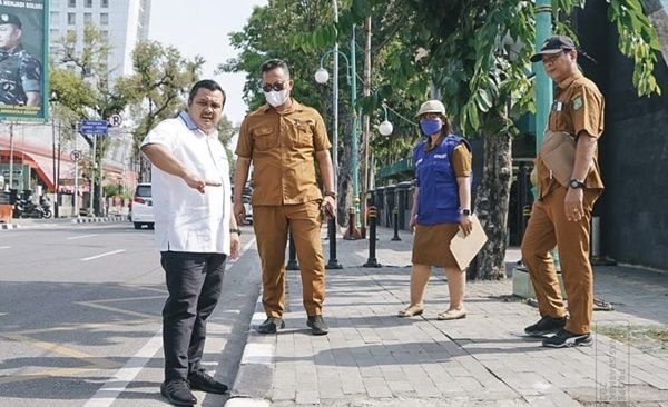 Dinas SDABMBK Medan Perbaiki Trotoar Seputaran Lapangan Benteng