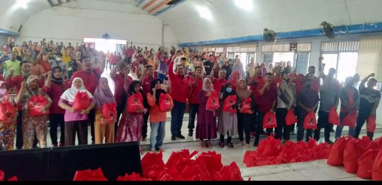 PDI Perjuangan Bagikan Ribuan Paket Sembako ke Masyarakat Labuhanbatu