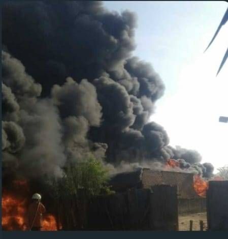 Diduga Gudang Penimbunan   Oli Bekas Batangkuis Terbakar, Tiga Damkar Dikerahkan Padamkan Api