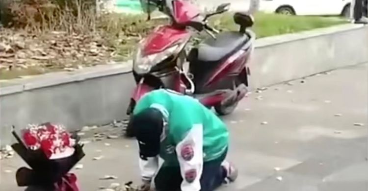 Diguyur Hujan, Pria Ini Berlutut Selama  21 Jam Demi Balikan Sama Mantan