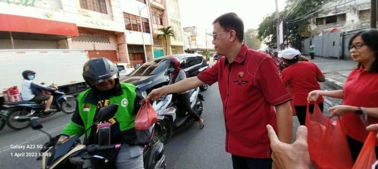 Kader PDIP Medan Bagi Takjil, Hasyim   Akui Tiap Tahun Buat Pakai Dana Patungan
