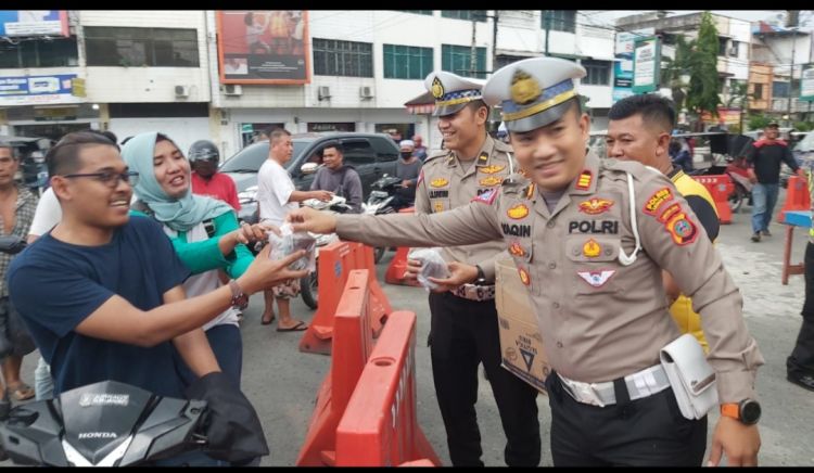 Tiap Sore Selama Ramdahan, Sat Lantas Polres Labuhanbatu Bagi-bagi Takjil