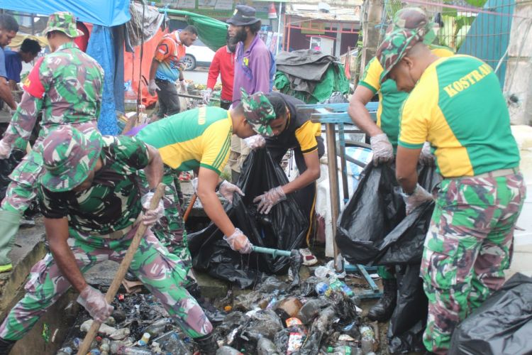 Kolaborasi TNI-Polri Wujudkan Lingkungan Bersih di Wilayah Merauke Dalam Rangka HUT Divif 3 Kostrad ke-5.