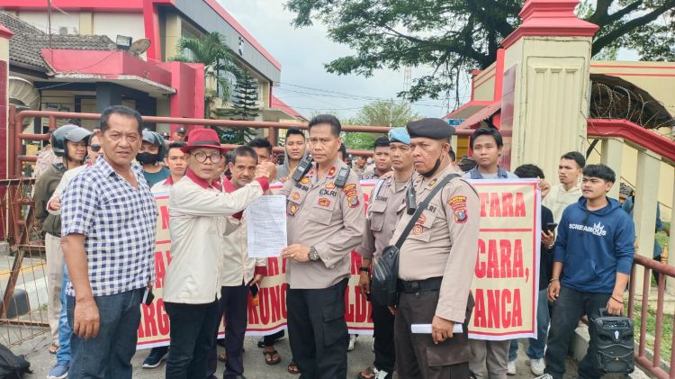 Masyarakat Garuda Demo Junimart Girsang Depan Polda Sumut Dukung Irjen Panca