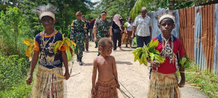 Danrem 174/ATW Anjangsana di Kampung Adat Wasur Suku Marori Men Ngge