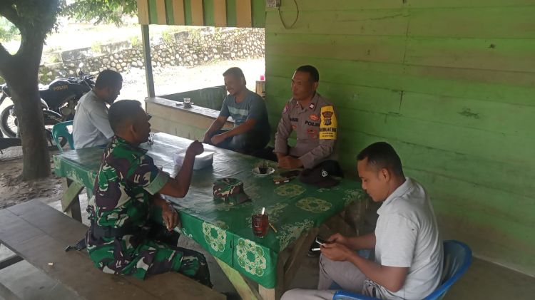 Babinsa dan Babinkamtibmas  Komsos Dengan Tokoh Masyarakat