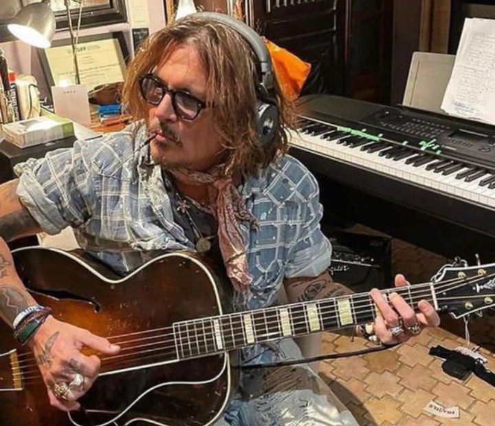 Johnny Depp Terpaksa Tunda Tur Konsernya Karena Alami Cedera Kaki