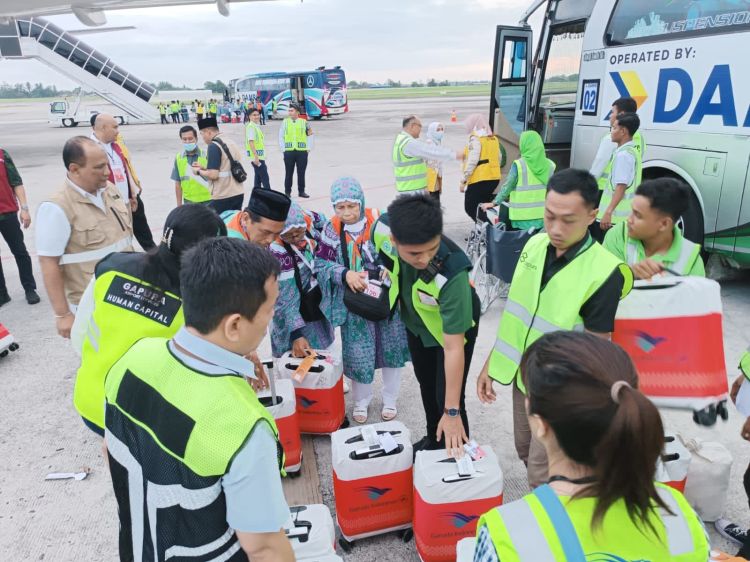 359 Calon Jamaah Haji Kloter 1 Embarkasi Medan Diterbangkan ke Madinah