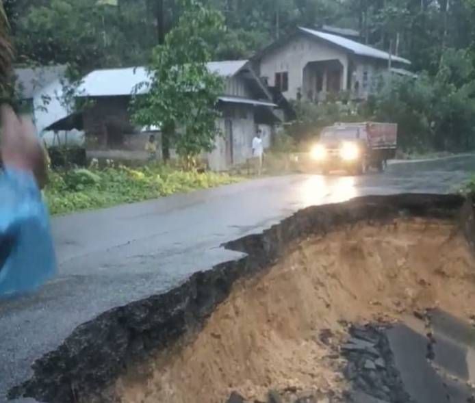 Selama 2 Hari Jalur Jalan Nasional Tapteng Longsor Belum Tertangani