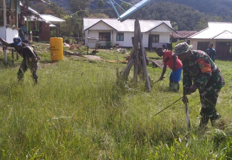 Bersama Masyarakat, Babinsa Koramil Jila Karya Bakti Bersihkan Lingkungan Sekolah