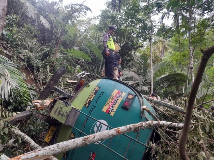 Truk Pengangkut CPO Masuk Jurang di Tapsel, Satu Orang Tewas