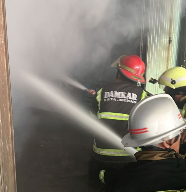 Warung Apin Seafood di Jalan Kapten Jumhana Terbakar