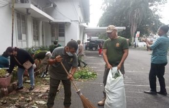 Satpol PP dan Dokter Gotong Royong Bersihkan Areal RS Pirngadi