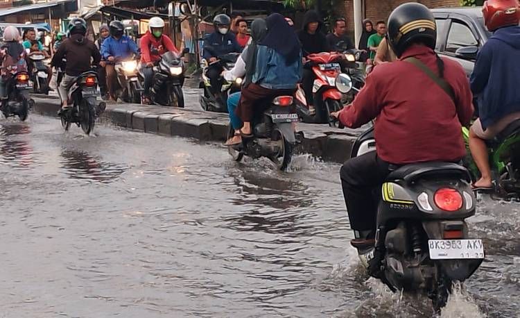 Lagi Kawasan Kota Medan Banjir Saat Diguyur Hujan, Pengguna Jalan Ngedumel Karena Macet
