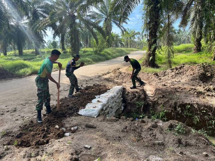 Rawan Longsor Jalan Dibangun, Satgas TMMD 116 Kodim Deli Serdang Bangun Tanggul