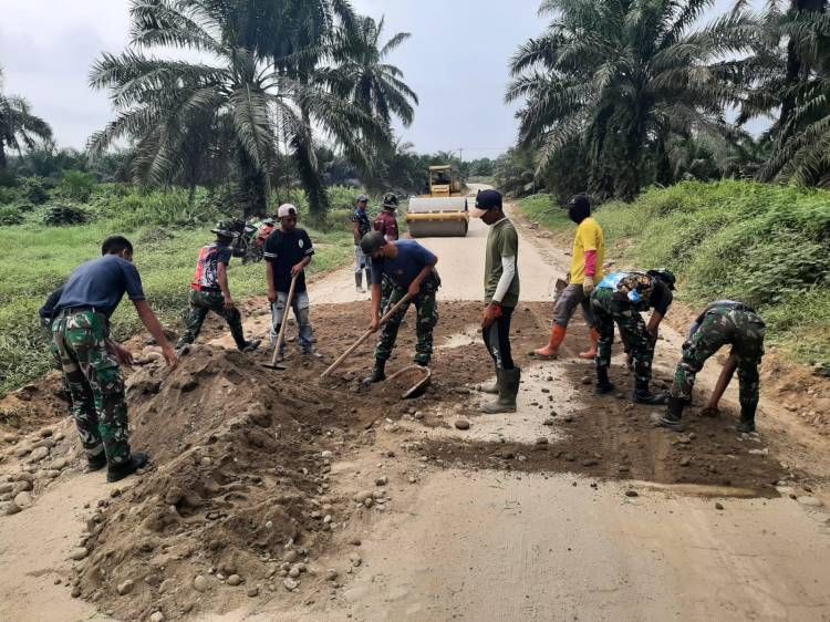 Pembangunan Jalan Antar Desa Dikebut, Satgas TMMD 116 Kodim 0204 Deli Serdang Abaikan Terik Matahari