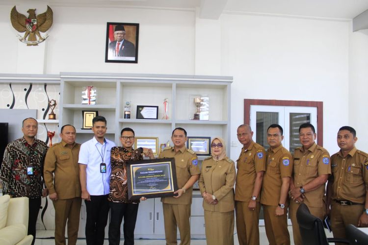 Labuhanbatu Kabupaten Pertama Terima Penghargaan dari BPJS Ketenagakerjaan