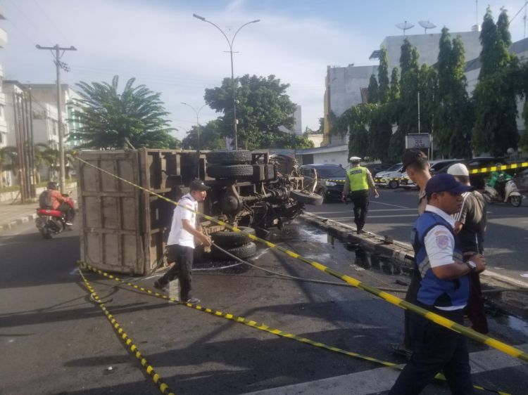Diduga Sopir Ngantuk, Mobil Truk Pengangkut Batu Terbalik di Jalan Sisingamangaraja
