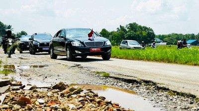 Jokowi Ambil Alih Perbaikan Jalan Rusak Parah di Jambi