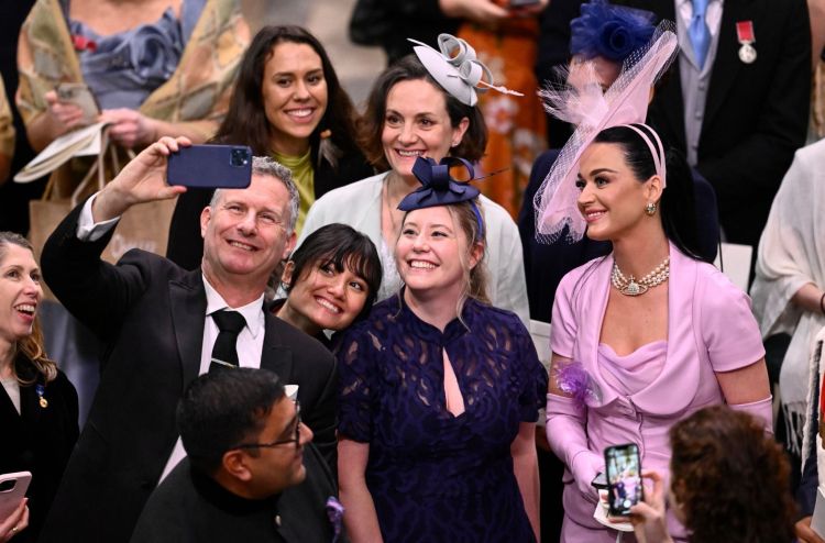 Katy Perry Tampil Anggun saat Hadiri Penobatan Raja Charles III