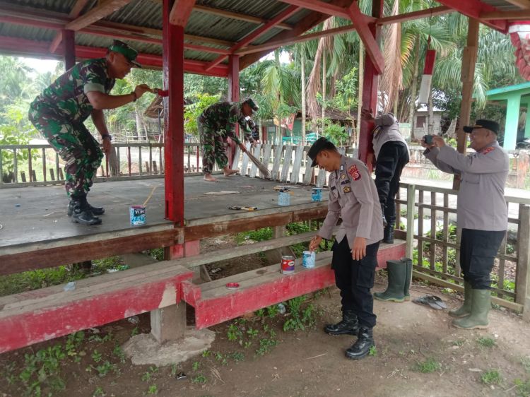 Kerja Bakti, Para Babinsa dan Bhabinkamtibmas Cat Poskamling Desa Meunasah Hagu