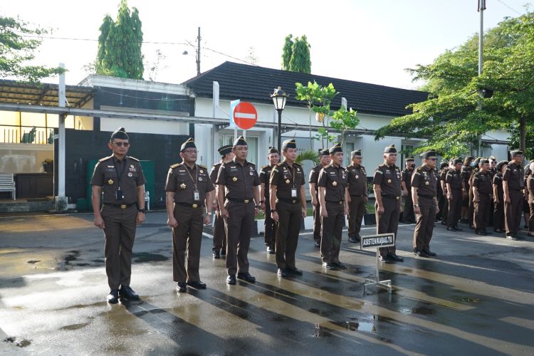 Peringati HUT ke-72 Persaja, Kajati Sumut Potong Tumpeng dan Berikan Penghargaan Kepada Bidang Pidmil dan Datun