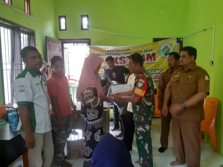 Babinsa Koramil 09/Nrs Kawal Penyaluran BLT Tahap 1 Tahun 2023 di Desa Binaan