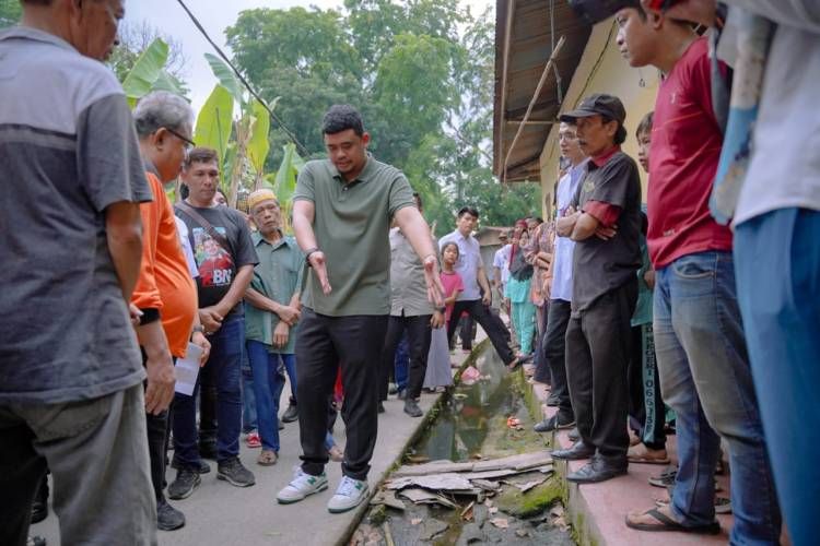 Kepling Cerita ! Boyong Kadis SDABMBK, Walikota Bobby Langsung Tinjau Drainase di Medan Denai