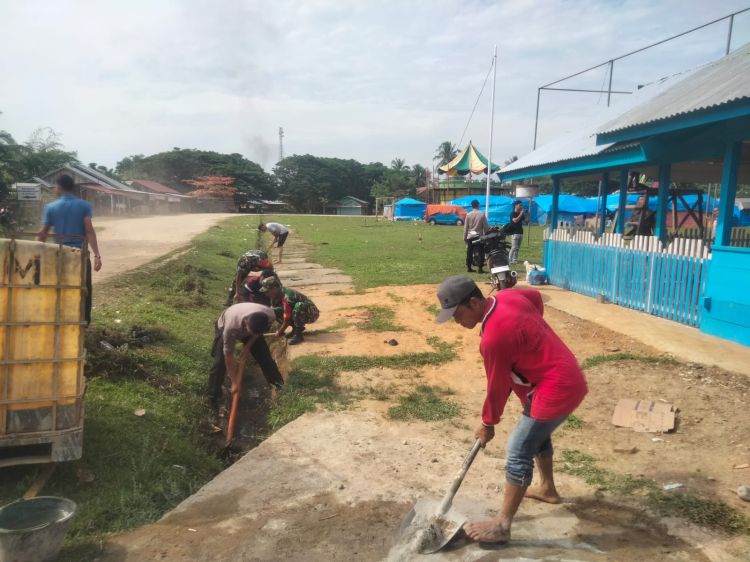 Babinsa Koramil 14/Rantau Peureulak Bersama Warga, Gotong Royong Bersihkan Parit dan Rumput liar
