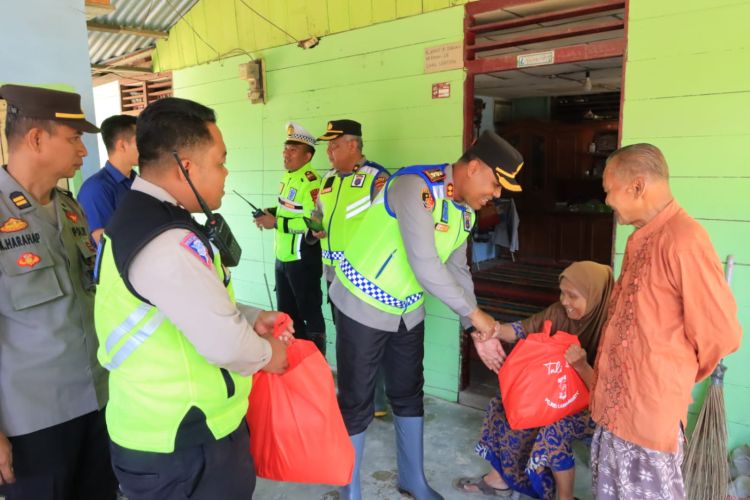 Kapolres Labuhanbatu Bantu Korban Banjir di Bandar Durian Labura