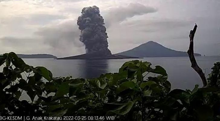 Gunung Anak Krakatau Kembali Erupsi
