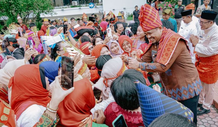 Diiringi Lagu Ojo Dibandingke dan Pakaian Adat Karo, Bobby Pimpin Upacara Hardiknas di Medan