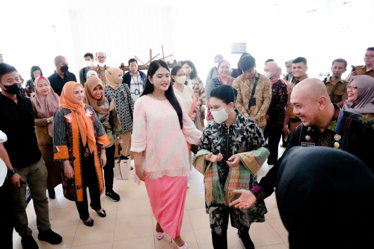 Kahiyang Ayu  Tinjau Pelatihan Tenun Dekranasda Medan