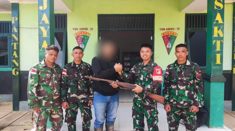 Masyarakat Perbatasan RI-Malasyia Serahkan Senjata Rakitan ke Wadan Satgas Yonarmed
