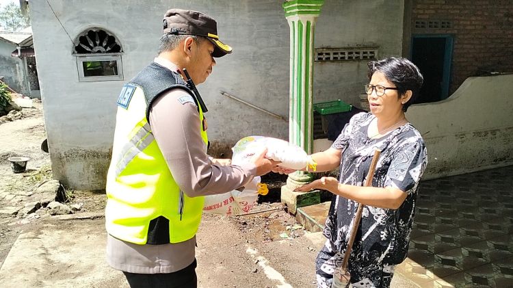 Polda Sumut Salurkan Bantuan untuk Korban Banjir Bandang di Sibolangit