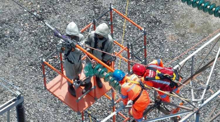 PLN UPT Medan Lakukan Penggantian Komponen Isolator Tanpa Padam: Aksi Presisi Demi Keandalan Listrik Sumatera Utara