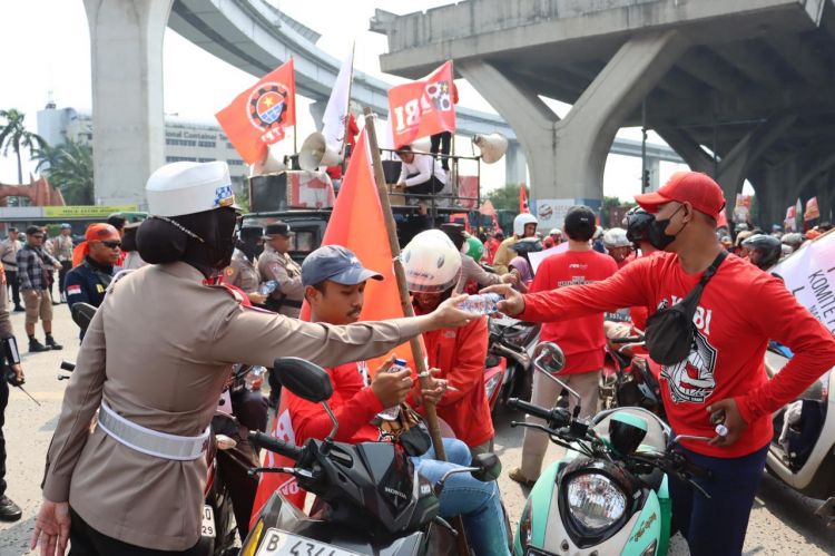 Aksi Humanis Srikandi Polres Pelabuhan Tanjung Priok Semarakkan Hari Buruh