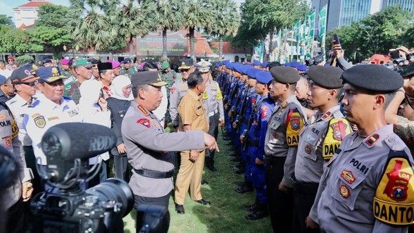 Kapolri Pimpin Apel Gelar Pasukan Operasi Ketupat 2025 di Surabaya