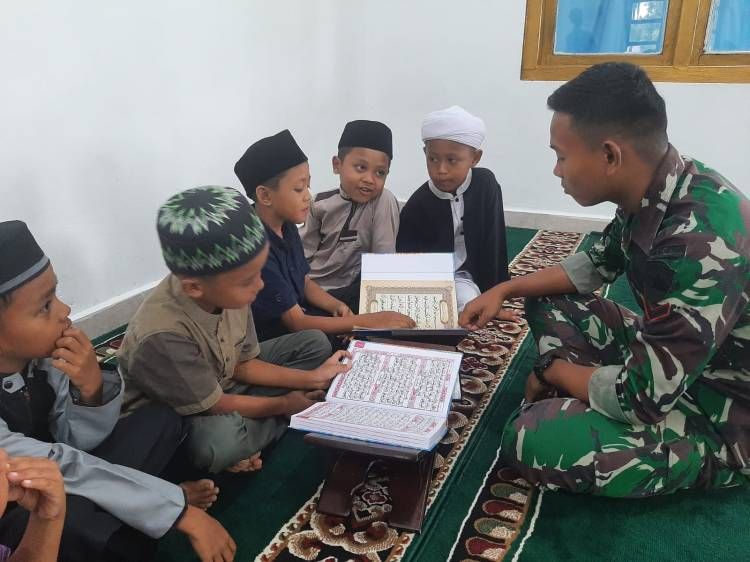 Bangkitkan Kecintaan Terhadap Al Quran, Satgas TMMD 116 Kodim Deli Serdang Ajarkan Anak Anak Mengaji