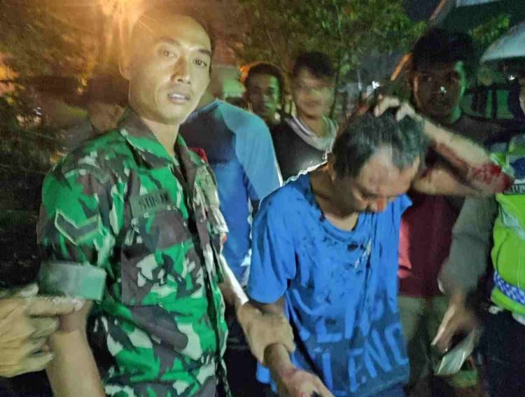 Aksi Heroik Babinsa Ketika Amankan Pelaku Pencurian Besi Dari Amukan Massa