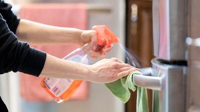 6 Cara Membersihkan Kulkas agar Kinclong dan Bebas Bau Tak Sedap