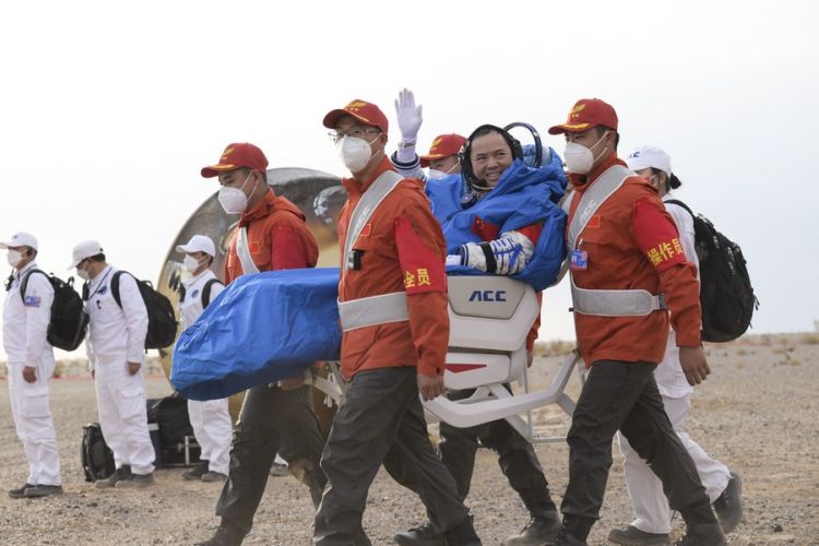 Tiga Astronot China Sukses Kembali dengan Selamat ke Bumi