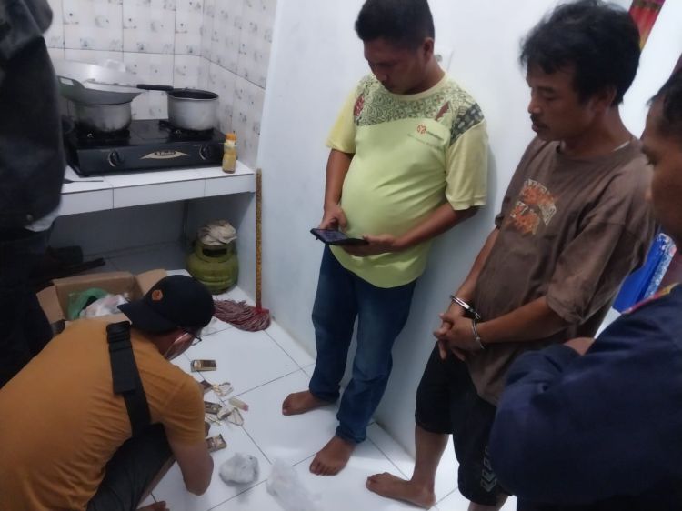 Pegawai BUMN Jualan Sabu, Rumahnya Digrebek! Polisi Temukan Narkoba di Bawah Tilam