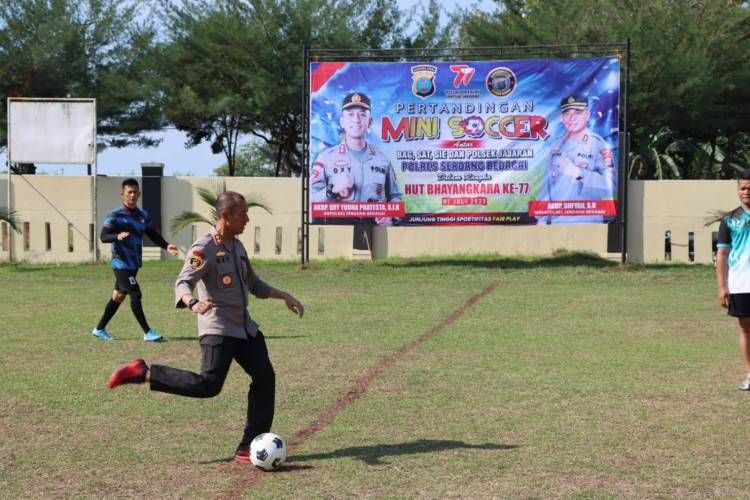 Tendangan AKBP Oxy Pembuka Pertandingan Bola Peringatan HUT Bhayangkara ke 77