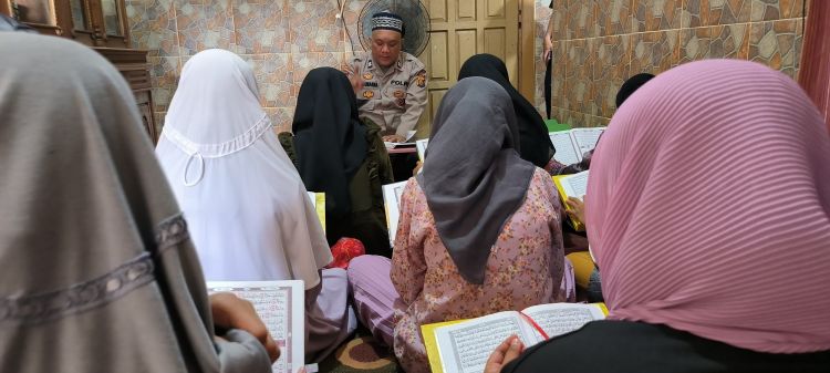 Kegigihan Aiptu Nana Sumarna Mengajar Ngaji Anak-anak Hingga Bapak-bapak Kota Jambi